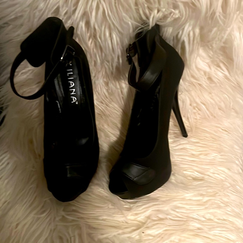 Black 5 1/2in in Heels.